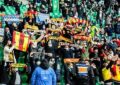 Les supporters de l'AASE et du RC Lens dans la même tribune