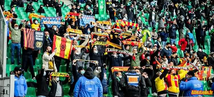 Les supporters de l'AASE et du RC Lens dans la même tribune