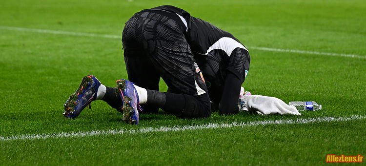 Hervé Koffi, gardien du RC Lens, désespéré après l'élimination.