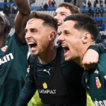 La communion entre le staff et les joueurs du rc lens après la victoire à Marseille