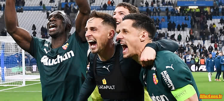 La communion entre le staff et les joueurs du rc lens après la victoire à Marseille