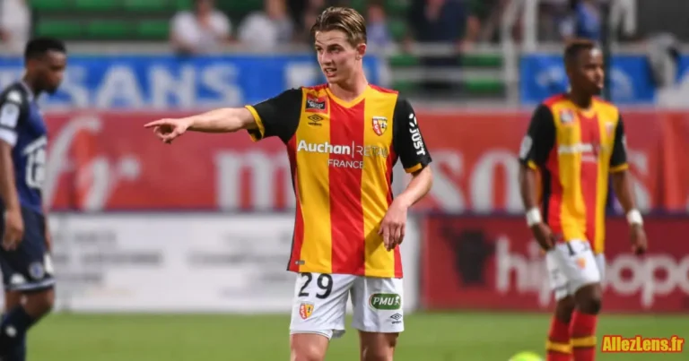 Le milieu de terrain Benjamin Bourigeaud, plus jeune, posant fièrement avec le maillot sang et or du RC Lens.