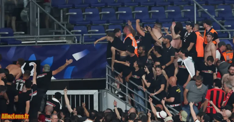 Des ultras dans le virage des supporters niçois au Stade de France, au milieu d'une ambiance devenue délétère.