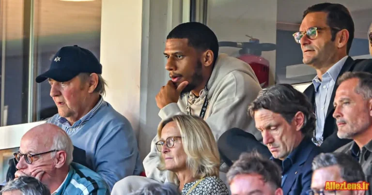 Todibo en tribune face à Lorient à Bollaert